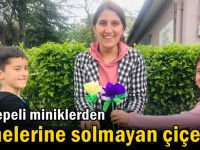 Kartepeli miniklerden annelerine solmayan çiçek