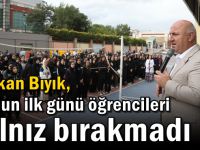 Başkan Bıyık, okulun ilk günü öğrencileri yalnız bırakmadı