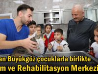 Başkan Büyükgöz çocuklarla birlikte  Bakım ve Rehabilitasyon Merkezinde