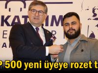 CHP 500 yeni üyeye rozet taktı