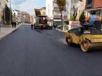 Körfez Fatih Mahallesi İstiklal Caddesi'nde asfalt serimi yapıyor