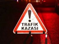 İzmit'te trafik levhasına çarpan motosikletteki 2 kişi yaralandı