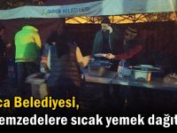 Darıca Belediyesi, depremzedelere sıcak yemek dağıtıyor