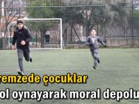 Depremzede çocuklar futbol oynayarak moral depoluyor