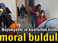 Büyükşehir’in kuaförlük hizmetiyle moral buldular