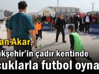 Bakan Akar, Büyükşehir’in çadır kentinde çocuklarla futbol oynadı