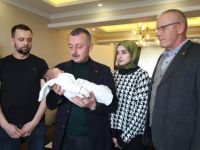 Kaan bebeğin kulağına ilk ezanı Başkan Büyükakın okudu