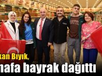 Başkan Bıyık, esnafa bayrak dağıttı