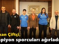 Çiftçi, şampiyon sporcuları ağırladı