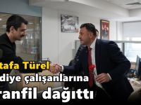 Türel Belediye çalışanlarına karanfil dağıttı