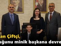 Çiftçi, koltuğunu minik başkana devretti