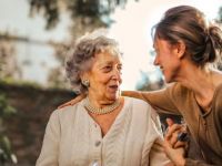 Yaşlı, bakıma muhtaç ve engelli bireylere bakım sigortası