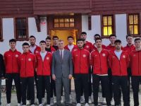 BAŞKAN SEZER VOLEYBOL TAKIMINA MORAL VERDİ