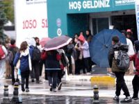 Kitap sevgisi o şarkıyı hatırlattı; “Dışarıda yağmur var aldırmıyorum”