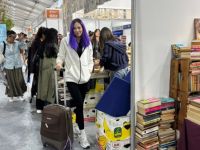 Fuardan valiz dolusu kitapla çıkıyorlar