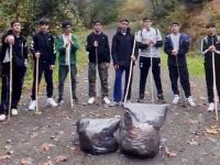 Körfezli futbolcular çöp topladı!