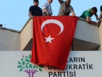 HDP İl binasını basıp bayrak astılar