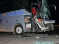 Yolcu otobüsü TIR'a çarptı: 10 yaralı
