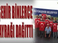Büyükşehir binlerce Türk Bayrağı dağıttı