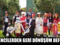 Öğrencilerden Geri Dönüşüm Defilesi