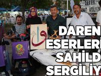 Daren eserlerini sahilde sergiliyor