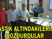 Yastık altındakilerini bozdurdular