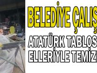 Belediye çalışanı Atatürk tablosunu elleriyle temizledi