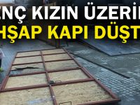 Genç kızın üzerine ahşap kapı düştü!