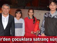 Şayir'den çocuklara satranç sürprizi