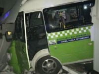 Minibüs kahvehaneye daldı: Yaralılar var