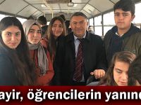 Şayir, öğrencilerin yanında