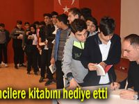 Öğrencilere kitabını hediye etti