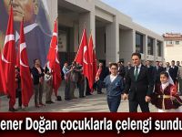 Şener Doğan çocuklarla çelengi sundu