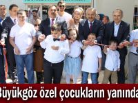 Büyükgöz özel çocukların yanında