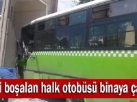 Freni boşalan halk otobüsü binaya çarptı