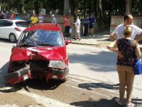 Önce bisikletliye sonra ağaca çarptı: 3 yaralı