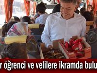 Şayir öğrenci ve velilere ikramda bulundu