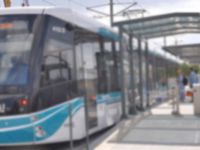 Tramvay durağında görevliye saldırdılar!