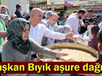 Başkan Bıyık aşure dağıttı