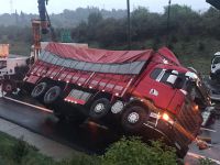 Tır devrildi TEM Otoyolu trafiğe kapandı