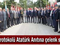 İlçe protokolü Atatürk Anıtına çelenk sundu