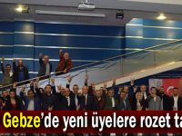 MHP Gebze’de yeni üyelere rozet takıldı