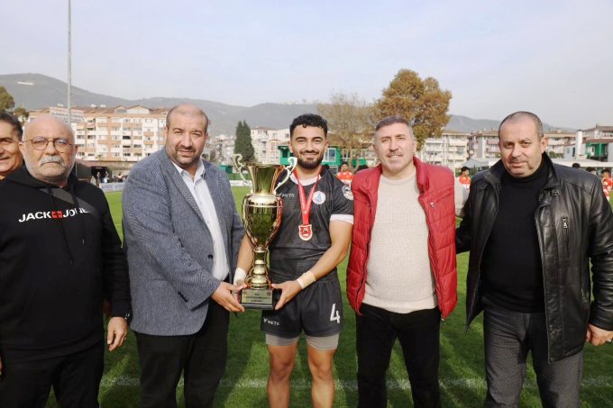 5-sampiyonluk-kupasini-kocaeli-gsim-gokhan-yavaser,-korfez-mhp-ilce-baskani-dogan-bekiroglu-ve-korfez-bel-bsk-yard-osman-yurt-birlikte-verdiler.jpg