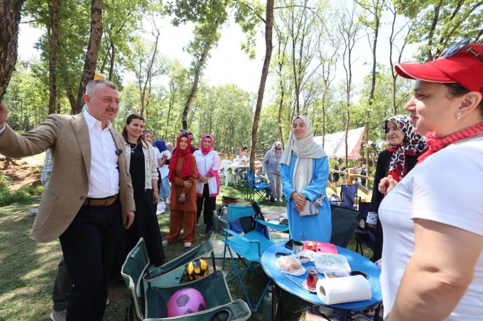 baskan-buyukakin,-gebzede-annelerin-piknigine-katildi-(2)-(buyuk).jpg