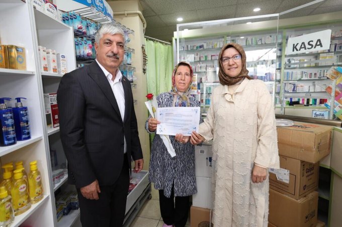 baskan-omeroglu’ndan-eczacilar-gunu-ziyareti-(14)---kopya.jpg