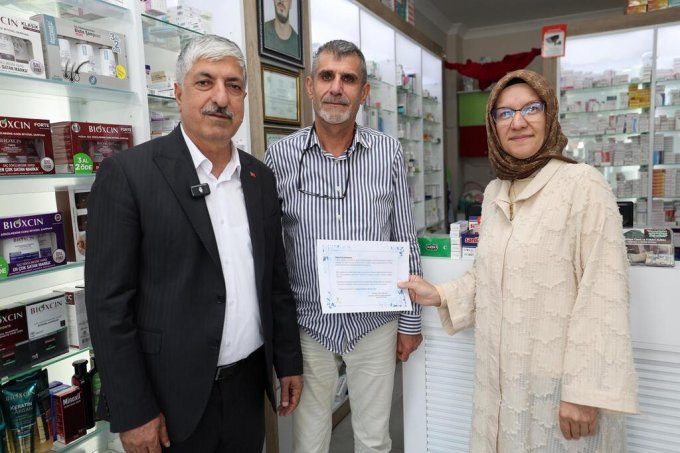 baskan-omeroglu’ndan-eczacilar-gunu-ziyareti-(6)---kopya.jpg