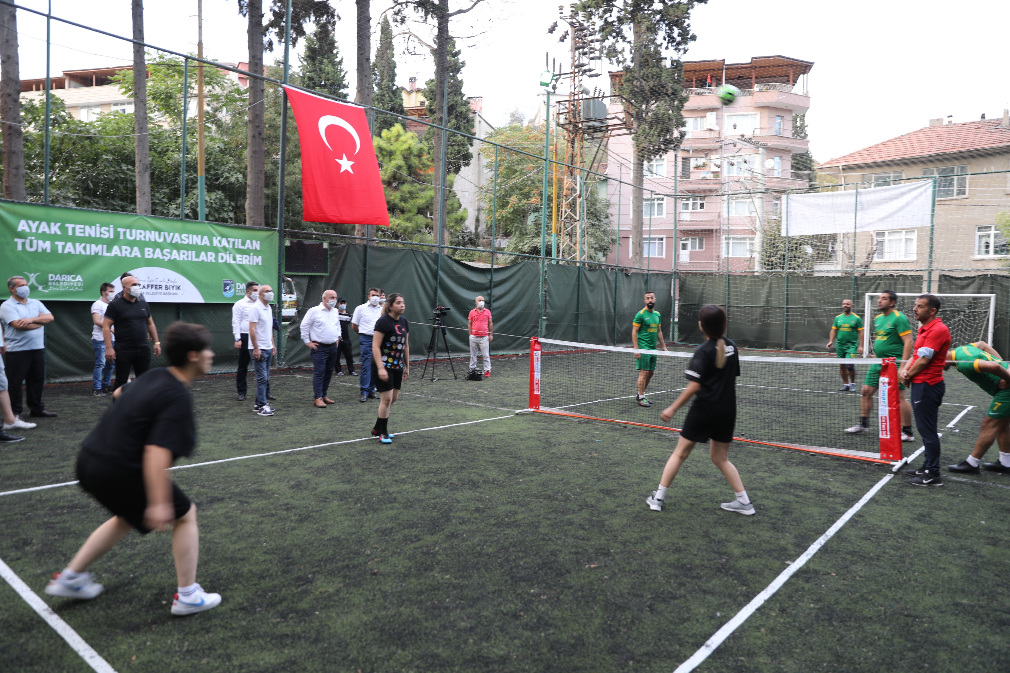 darica’da-sosyal-mesafeli-ayak-tenisi-turnuvasi-basladi-(4).jpg
