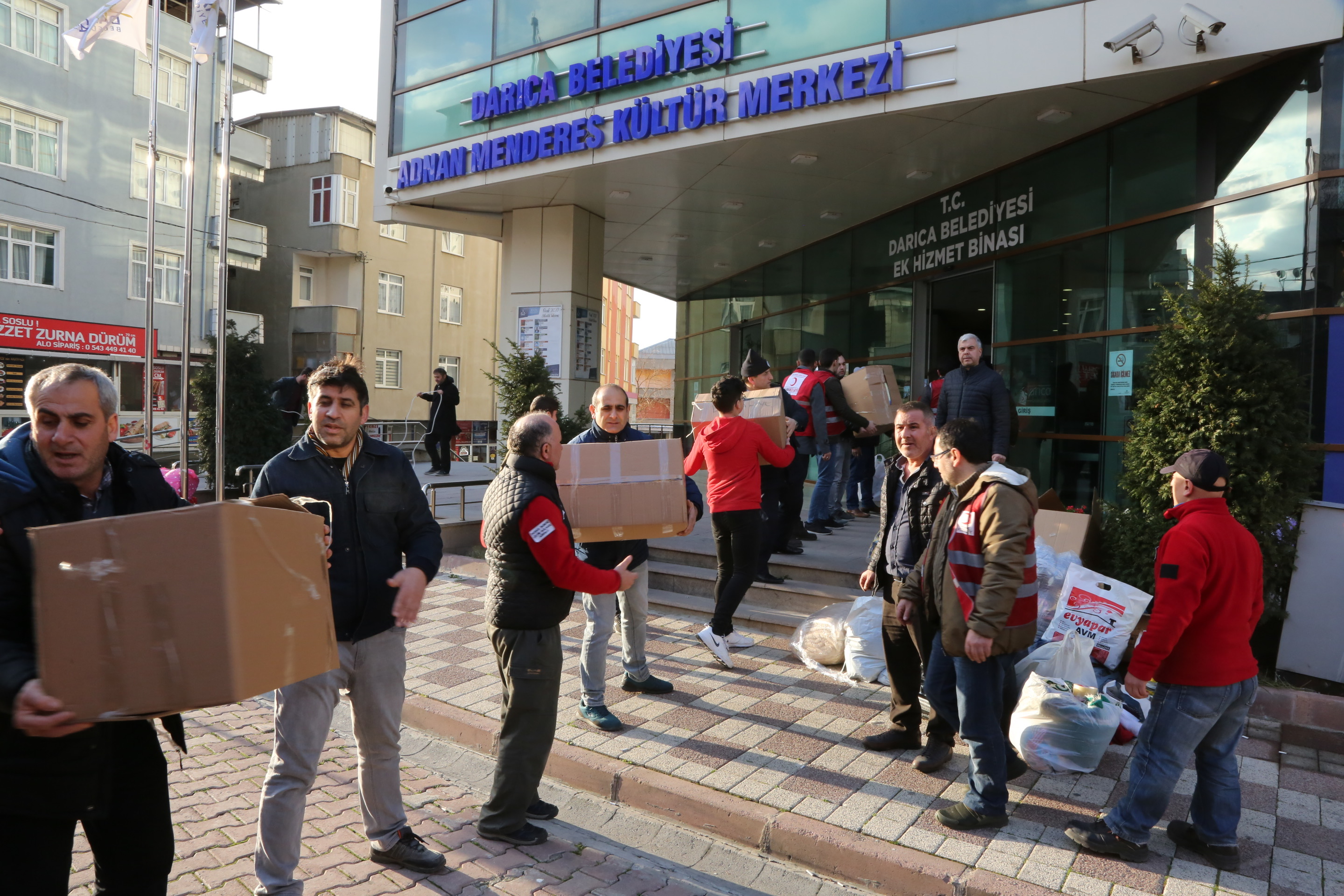darica’da-toplanan-yardimlar-dualarla-elazig’a-gonderildi-(10).jpg