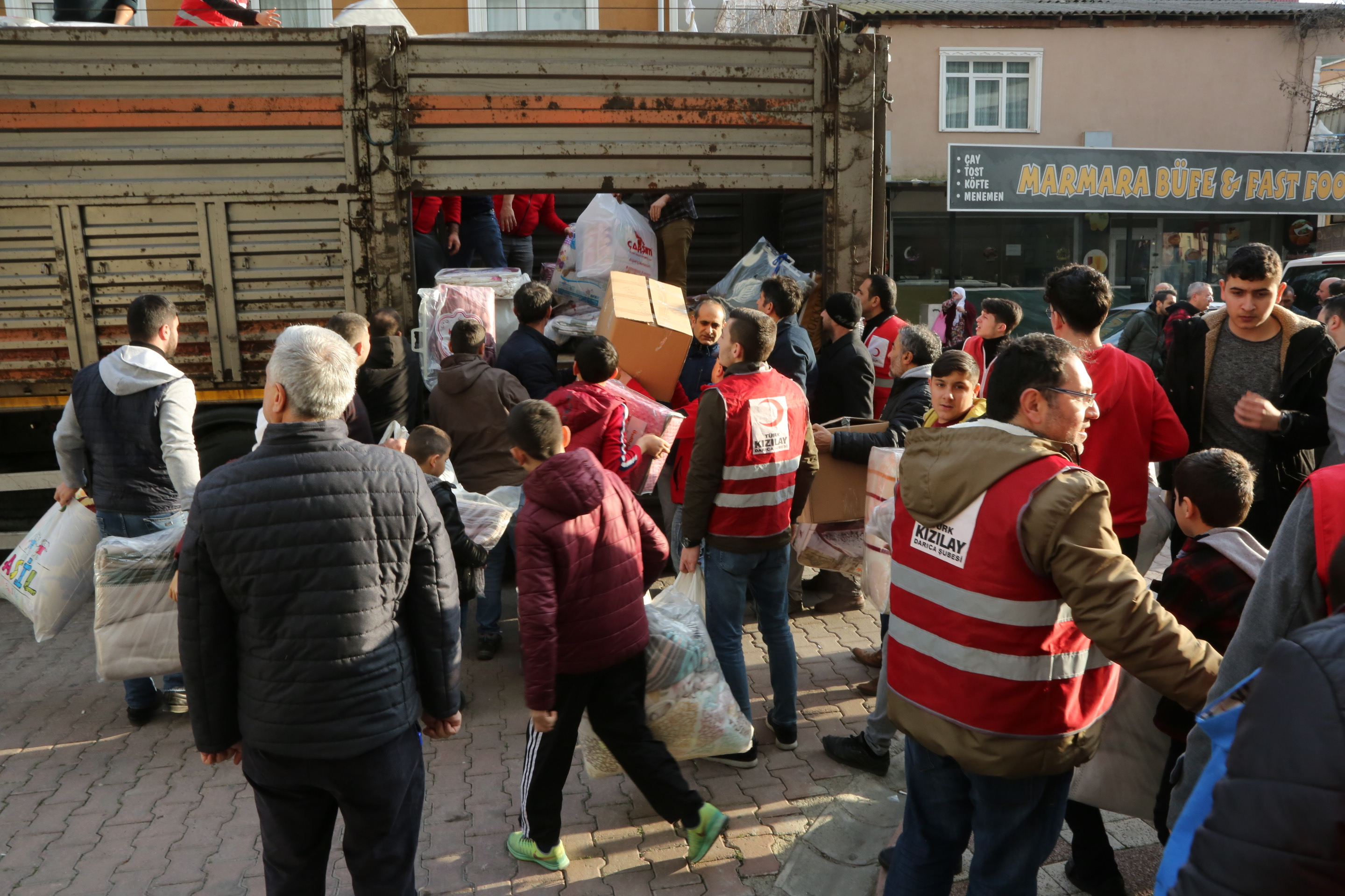 darica’da-toplanan-yardimlar-dualarla-elazig’a-gonderildi-(9).jpg