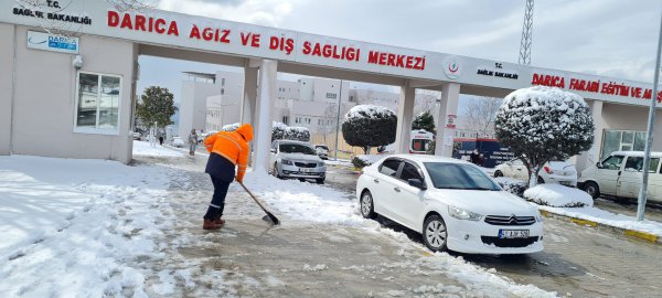 darica’da-yollar-kapanmasin-diye-yogun-mesai-(5).jpg